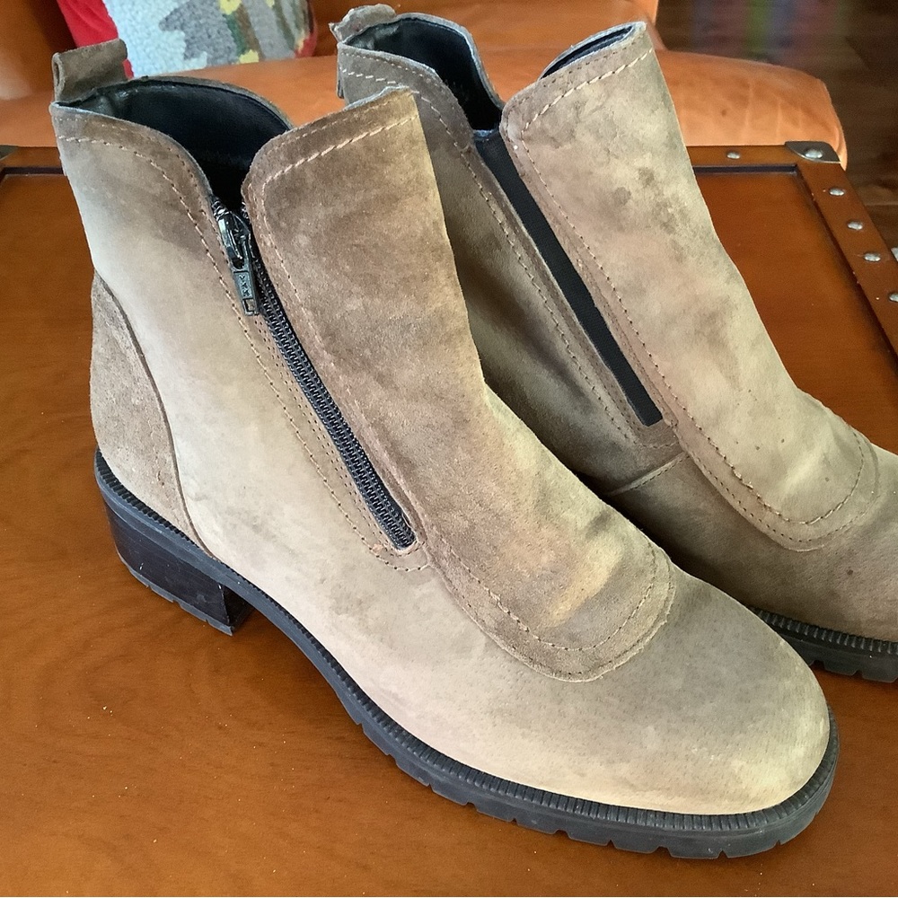 REGENCY. LADIES TAUPE, TAN SUEDE ANKLE BOOTS, SIZE 8.